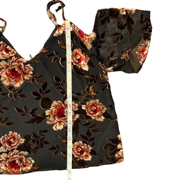 NWT Jovelyn Top in Black Cupcakes & Cashmere Cold Shoulder Velvet Sz M - Picture 4 of 7